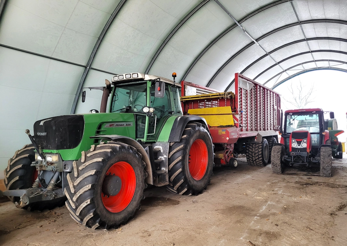traktor i inne urządzenia rolnicze w garażu