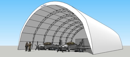 Hala namiotowa Shelterall pełniąca funkcję hangaru dla dwóch uzbrojonych samolotów wojskowych. Konstrukcja opiera się na stalowych łukach i materiałowym poszyciu, tworząc przestrzeń chroniącą sprzęt przed warunkami atmosferycznymi. Na pierwszym planie widoczne są dwie postacie pilotów w trakcie rozmowy.