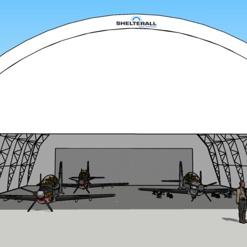 Hala namiotowa Shelterall wykorzystywana jako hangar dla samolotów wojskowych, z trzema maszynami ustawionymi wewnątrz oraz dwoma postaciami pilotów na zewnątrz. Łukowa konstrukcja oparta jest na stalowych łukach i zapewnia przestrzeń do przechowywania i obsługi statków powietrznych. Obiekt posiada także osobne wejście boczne.