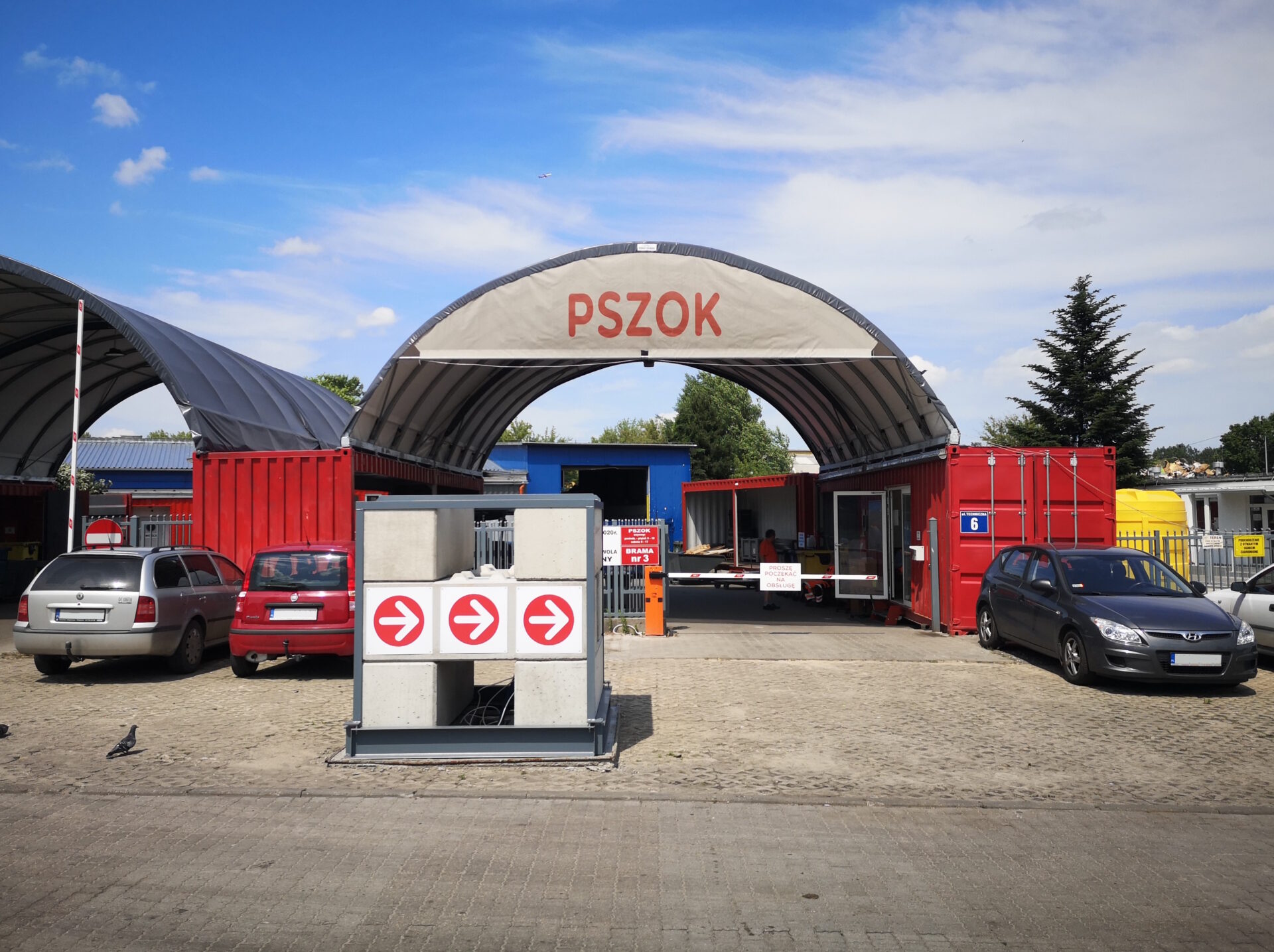Hala łukowa wykorzystana jako zadaszenie wjazdu do punktu selektywnej zbiórki odpadów (pszok).
