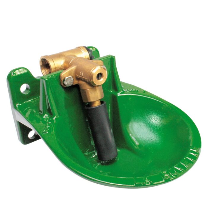 Zielone automatyczne poidło dla owiec z mosiężnym zaworem - nowoczesne rozwiązanie do pojenia zwierząt gospodarskich na pastwisku.