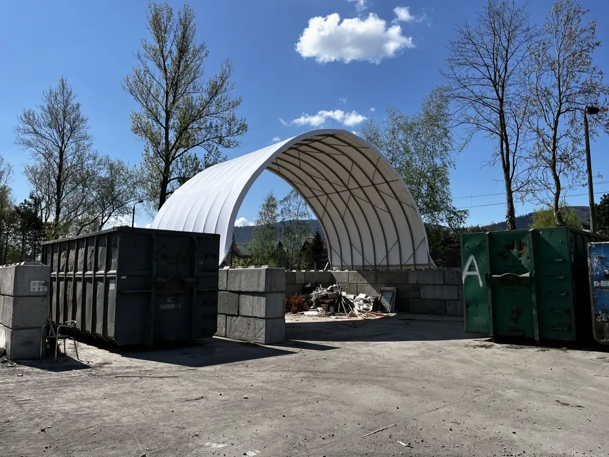 Niewielka hala łukowa postawiona na betonowych bloczkach.