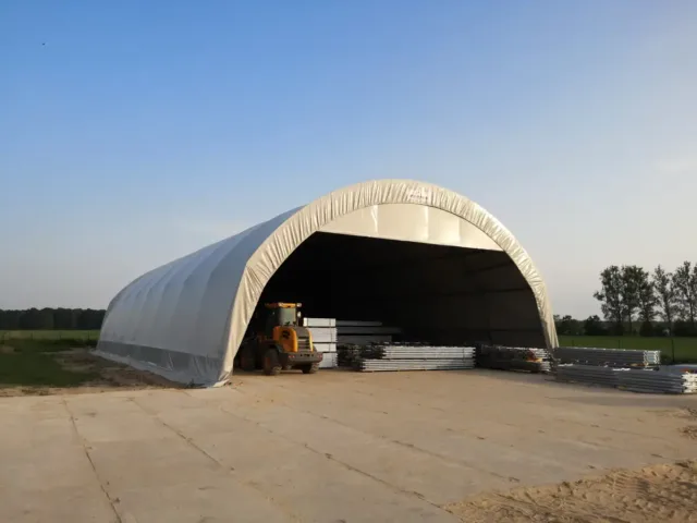 Hala namiotowa w kolorze białym, przeznaczona do pełnienia funkcji magazynu.