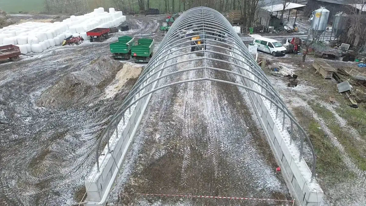 Szkielet hali bez poszycia. Hala posadowiona jest na bloczkach betonowych.
