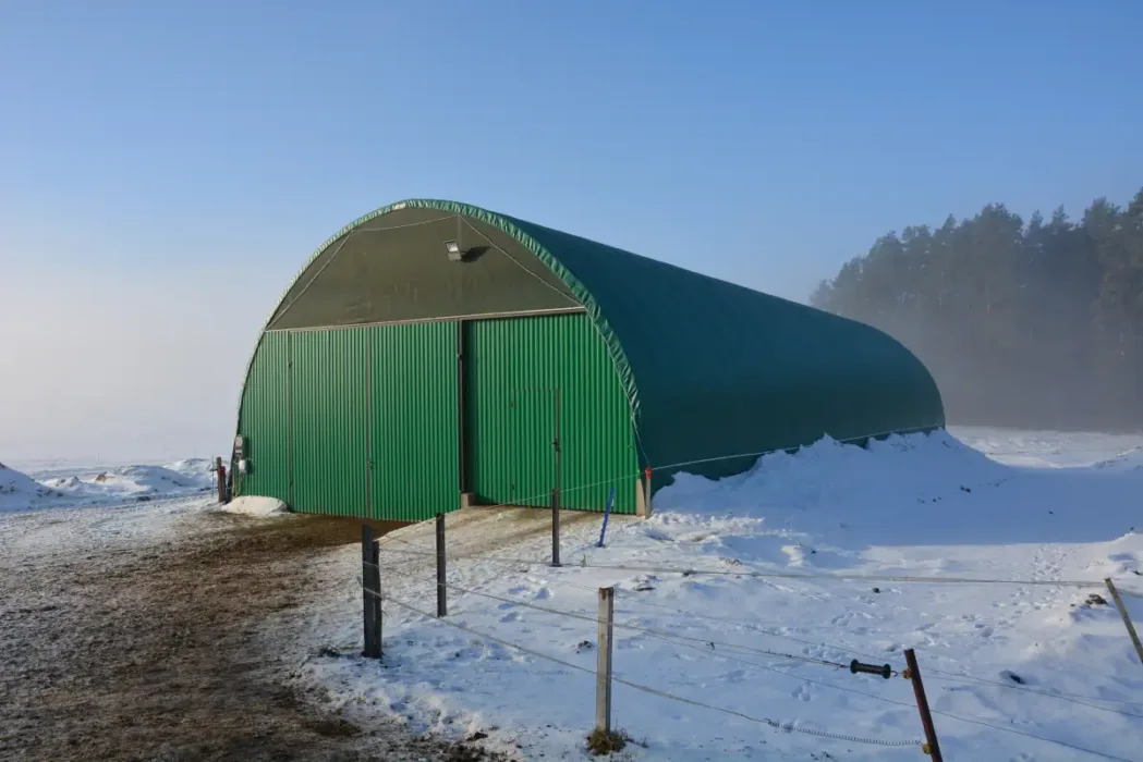 Namiotowa hala całoroczna dostosowana do różnych warunków atmosferycznych. Do okoła hali widoczna jest zimowa sceneria.