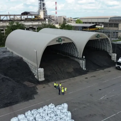 Planując budowę hali przemysłowej każdy przedsiębiorca staje przed kluczowym pytaniem: ile naprawdę będzie kosztować ta inwestycja? Cena hali przemysłowej w 2025 roku to złożona kwestia, na którą wpływa wiele czynników - od wyboru konstrukcji przez materiały pokrycia aż po ukryte koszty formalności. Znajomość tych elementów pozwala na świadome zarządzanie budżetem i uniknięcie nieprzyjemnych niespodzianek finansowych.