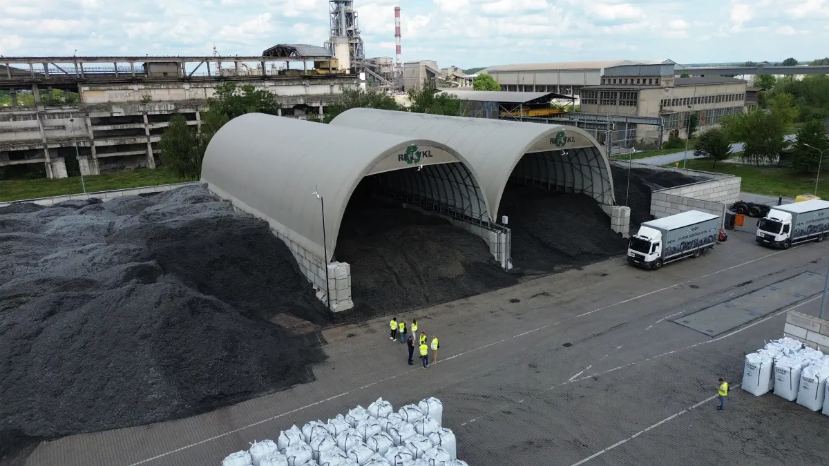 Planując budowę hali przemysłowej każdy przedsiębiorca staje przed kluczowym pytaniem: ile naprawdę będzie kosztować ta inwestycja? Cena hali przemysłowej w 2025 roku to złożona kwestia, na którą wpływa wiele czynników - od wyboru konstrukcji przez materiały pokrycia aż po ukryte koszty formalności. Znajomość tych elementów pozwala na świadome zarządzanie budżetem i uniknięcie nieprzyjemnych niespodzianek finansowych.