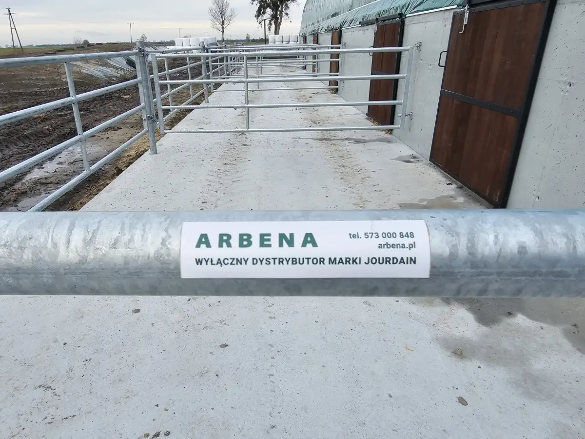 Barierka ogrodzenia z naklejką firmy Arbena.