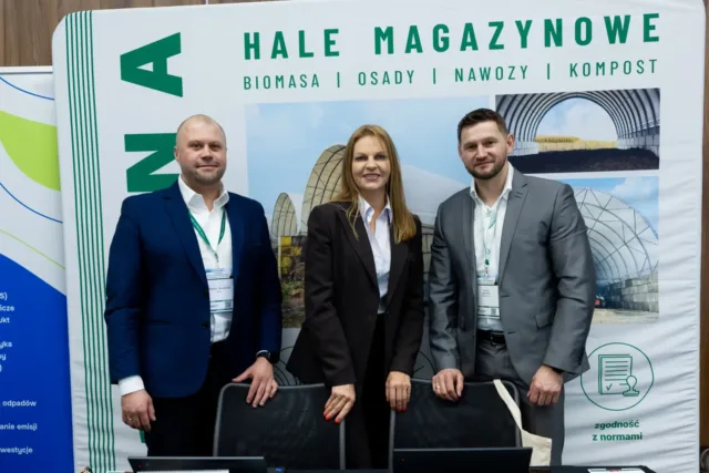 Przedstawiciele firmy Arbena wraz z zarządzającą ABRYS na tle stoiska ARBENA.