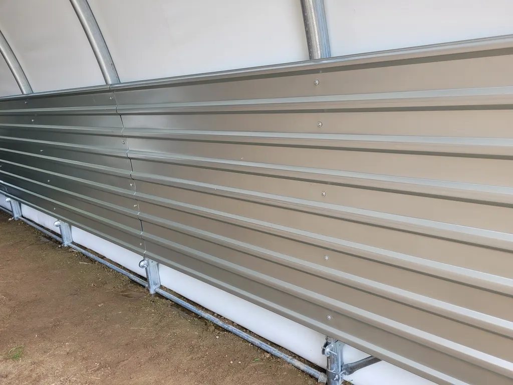 Wewnętrzne blachy osłonowe w hali rolniczej chroniące poszycie przed bocznym naporem balotów słomy