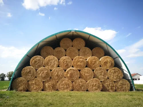 Wypełniony namiot na baloty Arbena prezentujący maksymalne wykorzystanie kubatury i bezpieczne składowanie