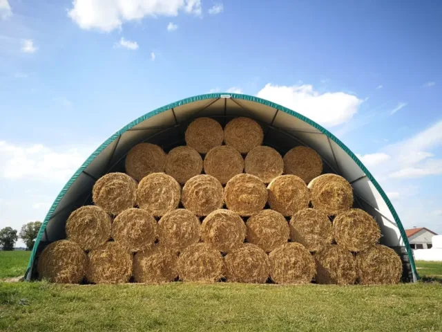 Wypełniony namiot na baloty Arbena prezentujący maksymalne wykorzystanie kubatury i bezpieczne składowanie