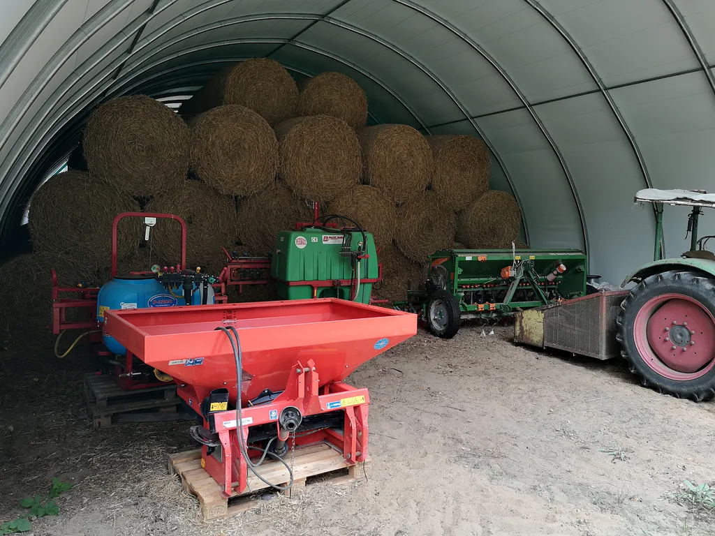 Wspólne magazynowanie balotów oraz bezpieczne garażowanie opryskiwacza rolniczego i ciągnika w jednej hali