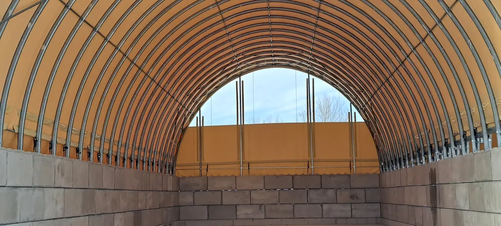 Wzmocniona konstrukcja dachu hali namiotowej