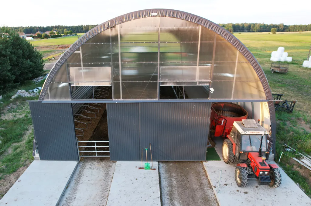 Front obory z przezroczystym szczytem i ciągnikiem