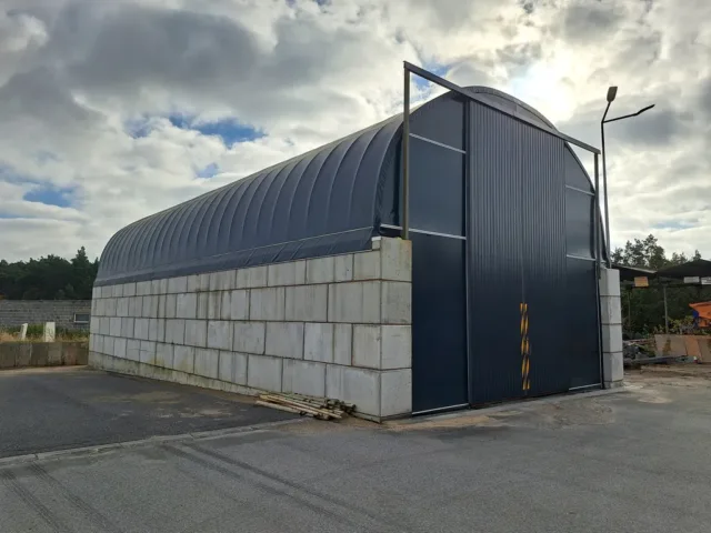 Magazynowa hala namiotowa na blokach oporowych