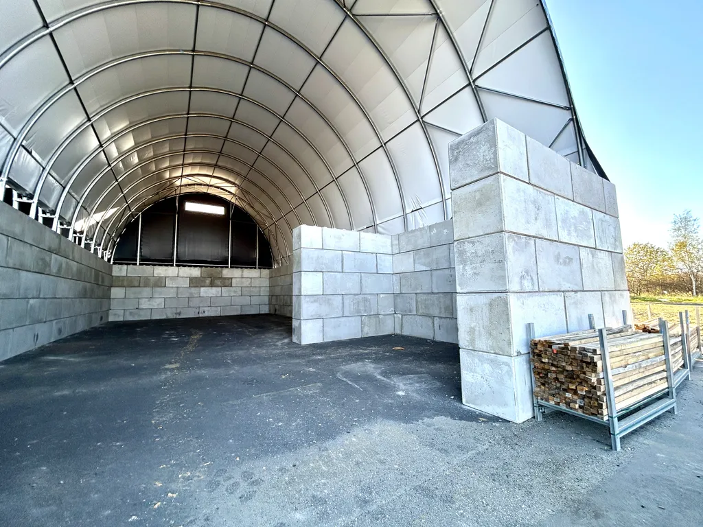Poszycie hali na blokach betonowych