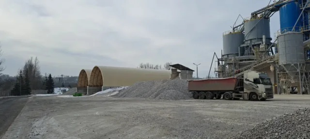 Hale łukowe na działce przemysłowej z placem składowym i infrastrukturą do obsługi materiałów