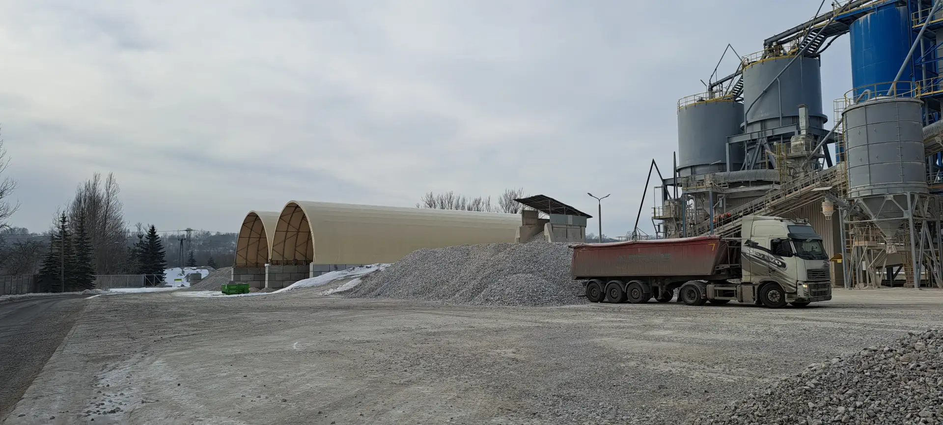 Hale łukowe na działce przemysłowej z placem składowym i infrastrukturą do obsługi materiałów